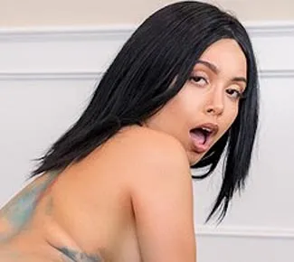 aaliyah Hadid paint job